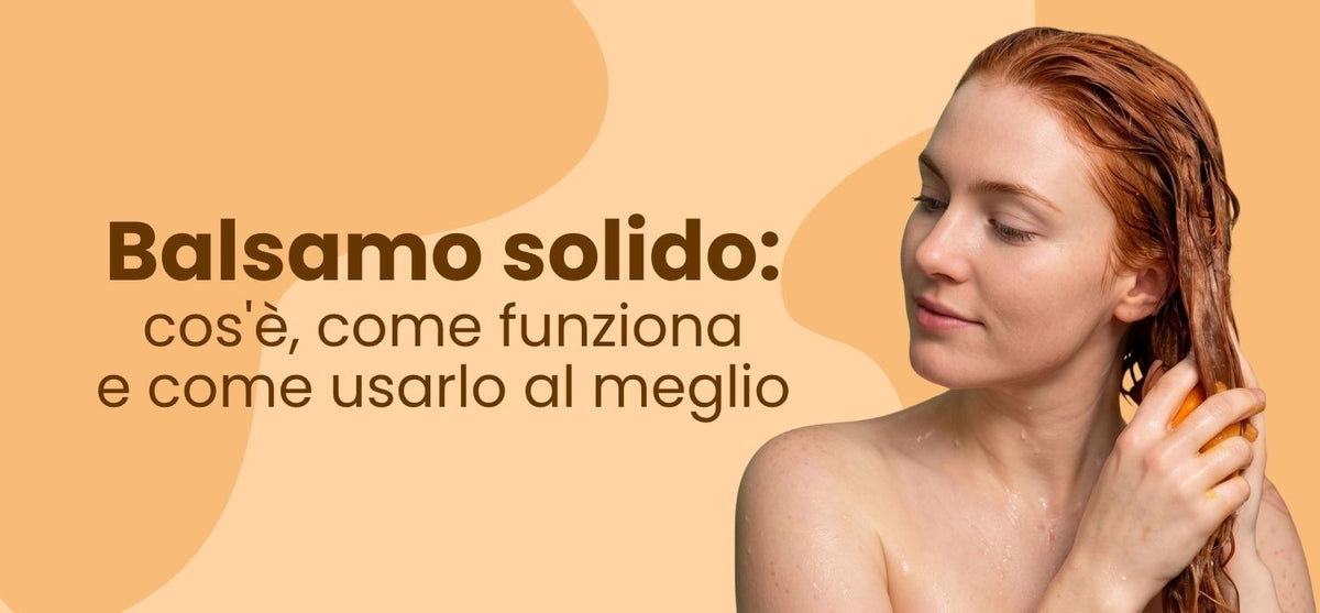 Donna che applica il balsamo solido sui capelli bagnati