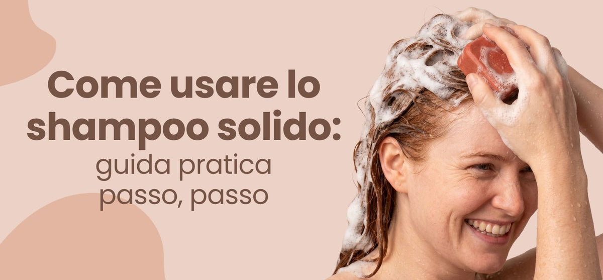 Donna che si lava i capelli con lo shampoo solido: come usarlo passo passo