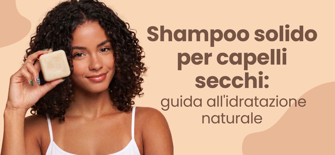 Ragazza riccia con uno shampoo solido: shampoo solido per capelli secchi
