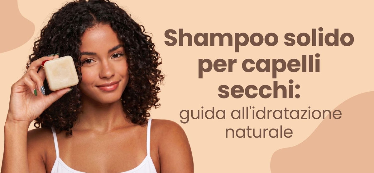Ragazza riccia con uno shampoo solido: shampoo solido per capelli secchi