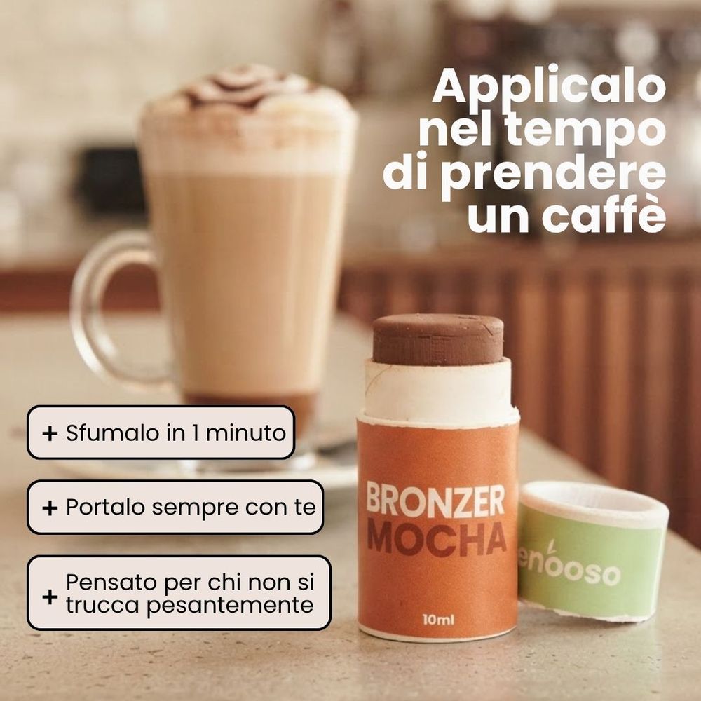 Il bronzer in stick Mocha sul bancone di un bar accanto a un caffè