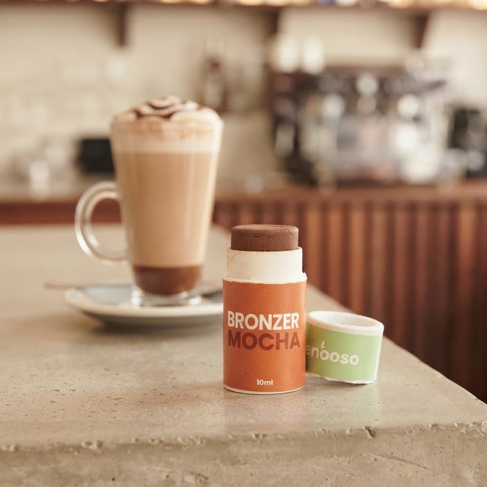 Il bronzer in stick Mocha di Enooso sul bancone di un bar