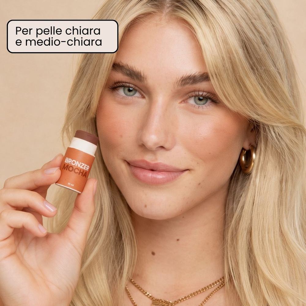 Modella con pelle chiara che tiene in mano il bronzer in stick Mocha di Enooso