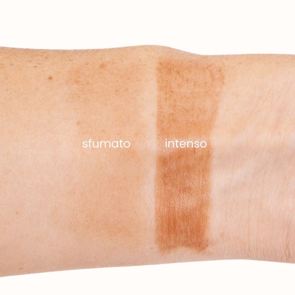 Il bronzer in stick Mocha sul braccio, sfumato e intenso