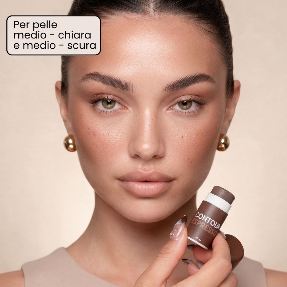 Modella con pelle media che tiene in mano il contour in stick Espresso di Enooso