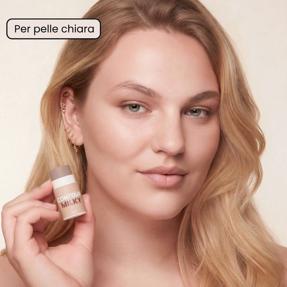 Modella con pelle chiara che tiene in mano il contour in stick Milky di Enooso